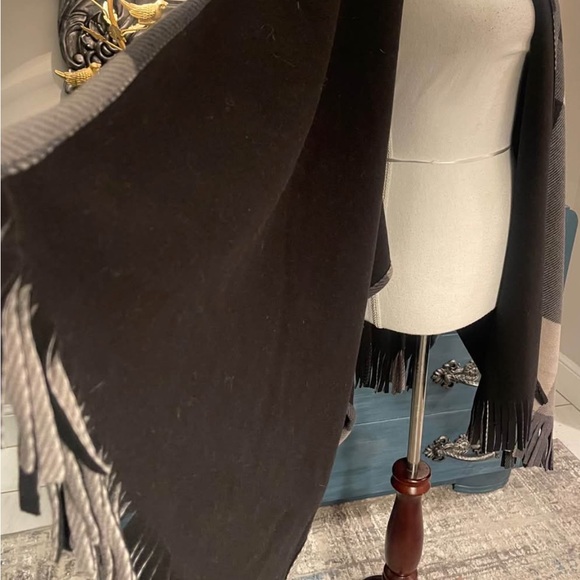 Rachel Roy Elegant Black, Gray Cream Plaid Shawl/Cape/Poncho One Sz warm fringe - Picture 4 of 11